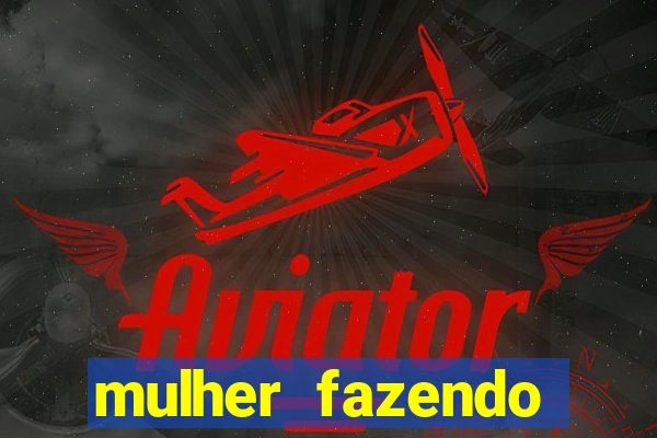 mulher fazendo strip tease