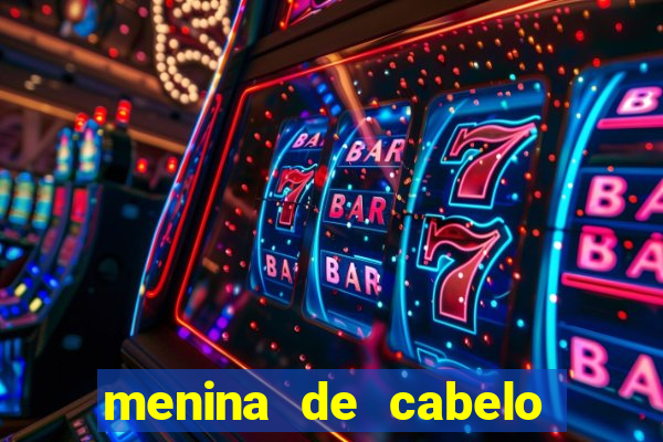 menina de cabelo cacheado fake no espelho