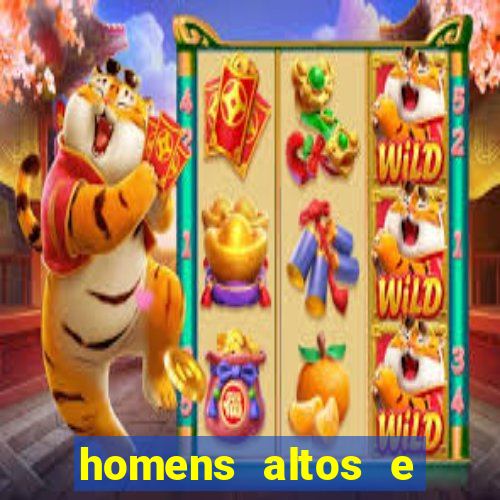 homens altos e sarados pelados