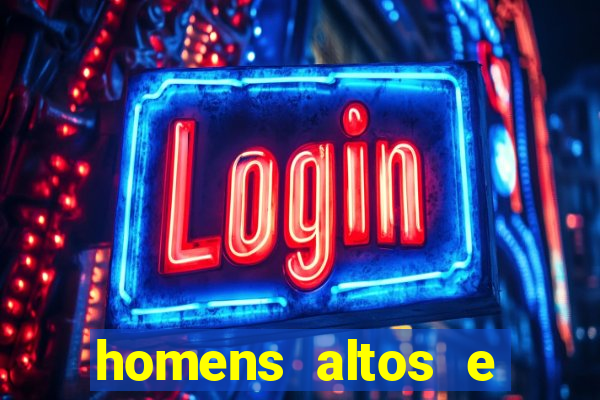homens altos e magros pelados