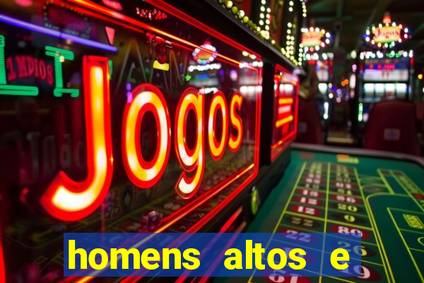 homens altos e magros pelados