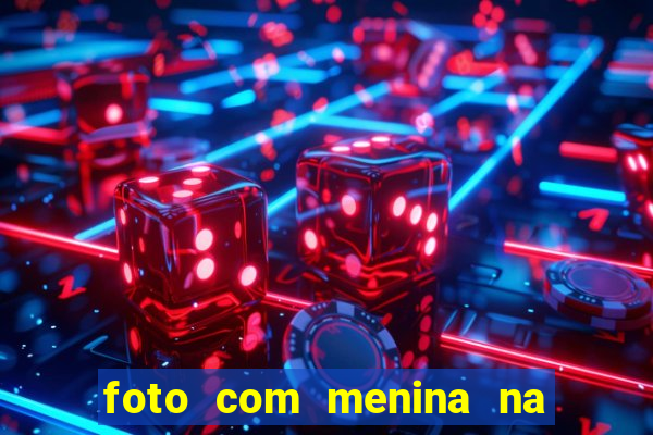 foto com menina na cama fake