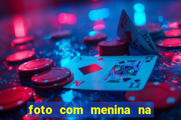 foto com menina na cama fake