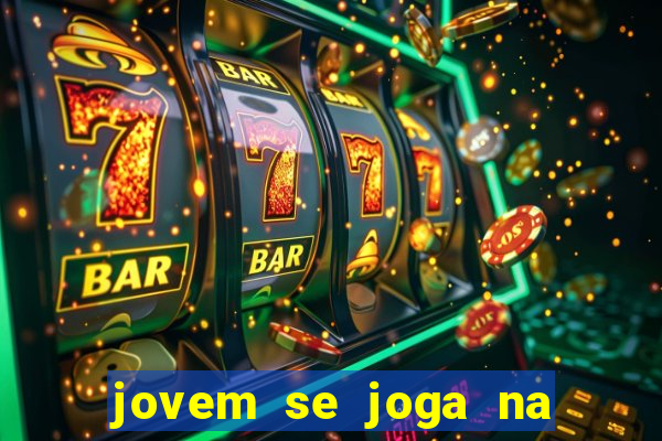 jovem se joga na linha do trem 2024